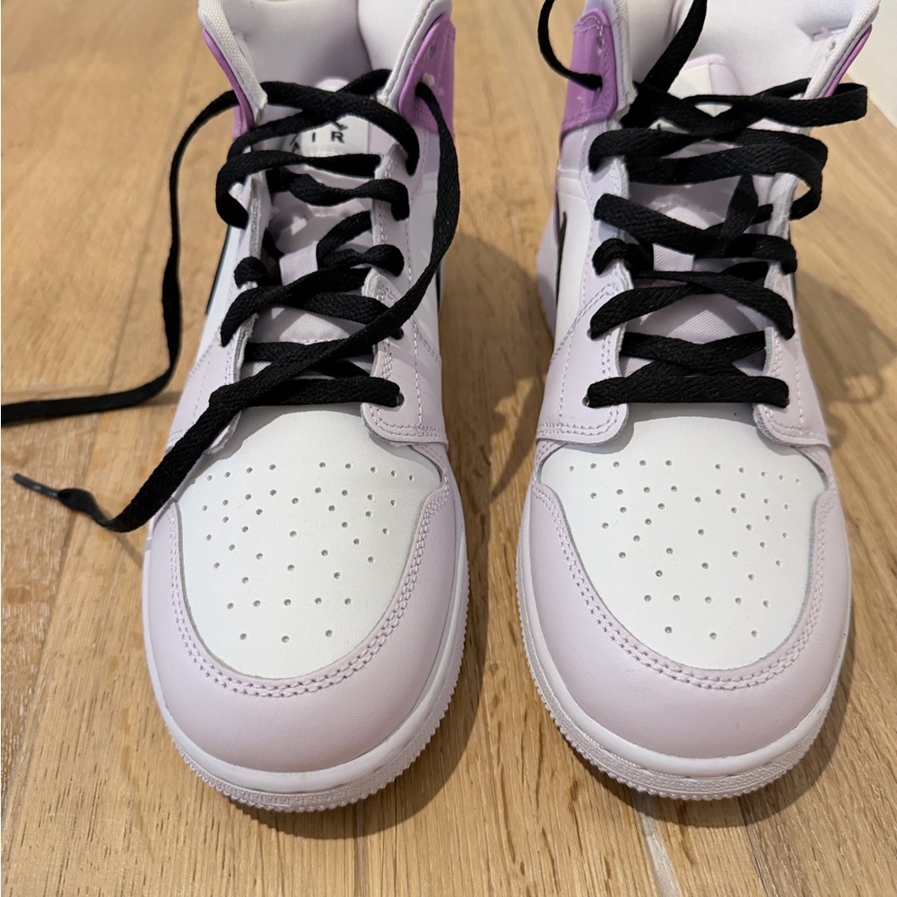 Nike White and Black Sneakers